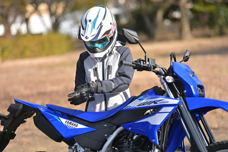 ヤマハ WR125Rは125ccの常識を超える？, ヤマハ WR125R メーカー希望小売価格：539,000円, エンジンスペック (1/2), エンジンスペック (2/2), VVAが搭載されているエンジンのシリンダーヘッド周辺, メーターに「VVA」の文字が浮かび上がる, WR125Rの公式サイトはこちら, 装備を整え、いざ走行へ！, 【市街地編】桜井つぐみの感想, 【市街地編】横田の感想, 【市街地編】関野カメラマンの感想, 【郊外の幹線道路編】桜井つぐみの感想, 【郊外の幹線道路編】横田の感想, 【郊外の幹線道路編】関野カメラマンの感想, 【ワインディング編】桜井つぐみの感想, 【ワインディング編】横田の感想, 【ワインディング編】関野カメラマンの感想, 【オフロード編】桜井つぐみの感想 (1/2), 【オフロード編】桜井つぐみの感想 (2/2), 【オフロード編】横田の感想 (1/2), 【オフロード編】横田の感想 (2/2), 【オフロード編】関野カメラマンの感想, ディテール紹介 (1/2), ディテール紹介 (2/2), コンパクトな液晶メーター, 左側にサイレンサーを配置, キーロック式のツールボックス, リヤのディスクブレーキ, 大型のLEDテールランプ, フロントフォーク, ラジエターとABSユニット, タンデムステップ, ヘルメットホルダー, リンク式モノクロスサスペンション, ハンドルスイッチ, WR125Rは、どんなライダーにオススメ？ (1/2), WR125Rは、どんなライダーにオススメ？ (2/2)