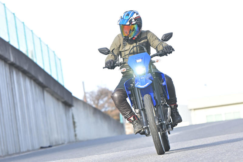 ヤマハ WR125Rは125ccの常識を超える？, ヤマハ WR125R メーカー希望小売価格：539,000円, エンジンスペック (1/2), エンジンスペック (2/2), VVAが搭載されているエンジンのシリンダーヘッド周辺, メーターに「VVA」の文字が浮かび上がる, WR125Rの公式サイトはこちら, 装備を整え、いざ走行へ！, 【市街地編】桜井つぐみの感想, 【市街地編】横田の感想, 【市街地編】関野カメラマンの感想, 【郊外の幹線道路編】桜井つぐみの感想, 【郊外の幹線道路編】横田の感想, 【郊外の幹線道路編】関野カメラマンの感想, 【ワインディング編】桜井つぐみの感想, 【ワインディング編】横田の感想, 【ワインディング編】関野カメラマンの感想, 【オフロード編】桜井つぐみの感想 (1/2), 【オフロード編】桜井つぐみの感想 (2/2), 【オフロード編】横田の感想 (1/2), 【オフロード編】横田の感想 (2/2), 【オフロード編】関野カメラマンの感想, ディテール紹介 (1/2), ディテール紹介 (2/2), コンパクトな液晶メーター, 左側にサイレンサーを配置, キーロック式のツールボックス, リヤのディスクブレーキ, 大型のLEDテールランプ, フロントフォーク, ラジエターとABSユニット, タンデムステップ, ヘルメットホルダー, リンク式モノクロスサスペンション, ハンドルスイッチ, WR125Rは、どんなライダーにオススメ？ (1/2), WR125Rは、どんなライダーにオススメ？ (2/2)