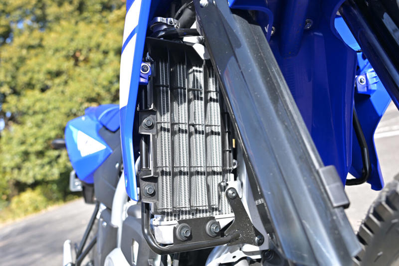 ヤマハ WR125Rは125ccの常識を超える？, ヤマハ WR125R メーカー希望小売価格：539,000円, エンジンスペック (1/2), エンジンスペック (2/2), VVAが搭載されているエンジンのシリンダーヘッド周辺, メーターに「VVA」の文字が浮かび上がる, WR125Rの公式サイトはこちら, 装備を整え、いざ走行へ！, 【市街地編】桜井つぐみの感想, 【市街地編】横田の感想, 【市街地編】関野カメラマンの感想, 【郊外の幹線道路編】桜井つぐみの感想, 【郊外の幹線道路編】横田の感想, 【郊外の幹線道路編】関野カメラマンの感想, 【ワインディング編】桜井つぐみの感想, 【ワインディング編】横田の感想, 【ワインディング編】関野カメラマンの感想, 【オフロード編】桜井つぐみの感想 (1/2), 【オフロード編】桜井つぐみの感想 (2/2), 【オフロード編】横田の感想 (1/2), 【オフロード編】横田の感想 (2/2), 【オフロード編】関野カメラマンの感想, ディテール紹介 (1/2), ディテール紹介 (2/2), コンパクトな液晶メーター, 左側にサイレンサーを配置, キーロック式のツールボックス, リヤのディスクブレーキ, 大型のLEDテールランプ, フロントフォーク, ラジエターとABSユニット, タンデムステップ, ヘルメットホルダー, リンク式モノクロスサスペンション, ハンドルスイッチ, WR125Rは、どんなライダーにオススメ？ (1/2), WR125Rは、どんなライダーにオススメ？ (2/2)