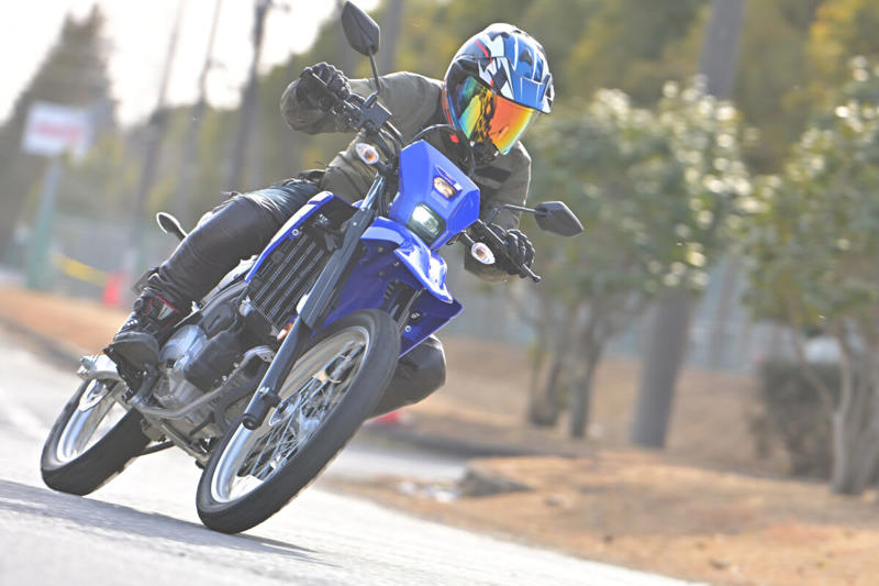 ヤマハ WR125Rは125ccの常識を超える？, ヤマハ WR125R メーカー希望小売価格：539,000円, エンジンスペック (1/2), エンジンスペック (2/2), VVAが搭載されているエンジンのシリンダーヘッド周辺, メーターに「VVA」の文字が浮かび上がる, WR125Rの公式サイトはこちら, 装備を整え、いざ走行へ！, 【市街地編】桜井つぐみの感想, 【市街地編】横田の感想, 【市街地編】関野カメラマンの感想, 【郊外の幹線道路編】桜井つぐみの感想, 【郊外の幹線道路編】横田の感想, 【郊外の幹線道路編】関野カメラマンの感想, 【ワインディング編】桜井つぐみの感想, 【ワインディング編】横田の感想, 【ワインディング編】関野カメラマンの感想, 【オフロード編】桜井つぐみの感想 (1/2), 【オフロード編】桜井つぐみの感想 (2/2), 【オフロード編】横田の感想 (1/2), 【オフロード編】横田の感想 (2/2), 【オフロード編】関野カメラマンの感想, ディテール紹介 (1/2), ディテール紹介 (2/2), コンパクトな液晶メーター, 左側にサイレンサーを配置, キーロック式のツールボックス, リヤのディスクブレーキ, 大型のLEDテールランプ, フロントフォーク, ラジエターとABSユニット, タンデムステップ, ヘルメットホルダー, リンク式モノクロスサスペンション, ハンドルスイッチ, WR125Rは、どんなライダーにオススメ？ (1/2), WR125Rは、どんなライダーにオススメ？ (2/2)