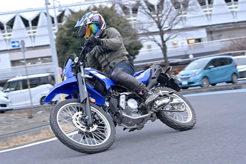 ヤマハ WR125Rは125ccの常識を超える？, ヤマハ WR125R メーカー希望小売価格：539,000円, エンジンスペック (1/2), エンジンスペック (2/2), VVAが搭載されているエンジンのシリンダーヘッド周辺, メーターに「VVA」の文字が浮かび上がる, WR125Rの公式サイトはこちら, 装備を整え、いざ走行へ！, 【市街地編】桜井つぐみの感想, 【市街地編】横田の感想, 【市街地編】関野カメラマンの感想, 【郊外の幹線道路編】桜井つぐみの感想, 【郊外の幹線道路編】横田の感想, 【郊外の幹線道路編】関野カメラマンの感想, 【ワインディング編】桜井つぐみの感想, 【ワインディング編】横田の感想, 【ワインディング編】関野カメラマンの感想, 【オフロード編】桜井つぐみの感想 (1/2), 【オフロード編】桜井つぐみの感想 (2/2), 【オフロード編】横田の感想 (1/2), 【オフロード編】横田の感想 (2/2), 【オフロード編】関野カメラマンの感想, ディテール紹介 (1/2), ディテール紹介 (2/2), コンパクトな液晶メーター, 左側にサイレンサーを配置, キーロック式のツールボックス, リヤのディスクブレーキ, 大型のLEDテールランプ, フロントフォーク, ラジエターとABSユニット, タンデムステップ, ヘルメットホルダー, リンク式モノクロスサスペンション, ハンドルスイッチ, WR125Rは、どんなライダーにオススメ？ (1/2), WR125Rは、どんなライダーにオススメ？ (2/2)