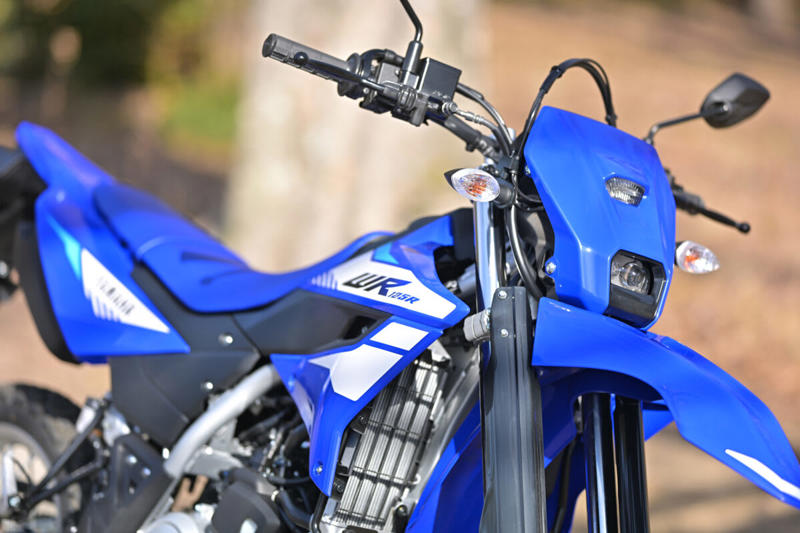 ヤマハ WR125Rは125ccの常識を超える？, ヤマハ WR125R メーカー希望小売価格：539,000円, エンジンスペック (1/2), エンジンスペック (2/2), VVAが搭載されているエンジンのシリンダーヘッド周辺, メーターに「VVA」の文字が浮かび上がる, WR125Rの公式サイトはこちら, 装備を整え、いざ走行へ！, 【市街地編】桜井つぐみの感想, 【市街地編】横田の感想, 【市街地編】関野カメラマンの感想, 【郊外の幹線道路編】桜井つぐみの感想, 【郊外の幹線道路編】横田の感想, 【郊外の幹線道路編】関野カメラマンの感想, 【ワインディング編】桜井つぐみの感想, 【ワインディング編】横田の感想, 【ワインディング編】関野カメラマンの感想, 【オフロード編】桜井つぐみの感想 (1/2), 【オフロード編】桜井つぐみの感想 (2/2), 【オフロード編】横田の感想 (1/2), 【オフロード編】横田の感想 (2/2), 【オフロード編】関野カメラマンの感想, ディテール紹介 (1/2), ディテール紹介 (2/2), コンパクトな液晶メーター, 左側にサイレンサーを配置, キーロック式のツールボックス, リヤのディスクブレーキ, 大型のLEDテールランプ, フロントフォーク, ラジエターとABSユニット, タンデムステップ, ヘルメットホルダー, リンク式モノクロスサスペンション, ハンドルスイッチ, WR125Rは、どんなライダーにオススメ？ (1/2), WR125Rは、どんなライダーにオススメ？ (2/2)