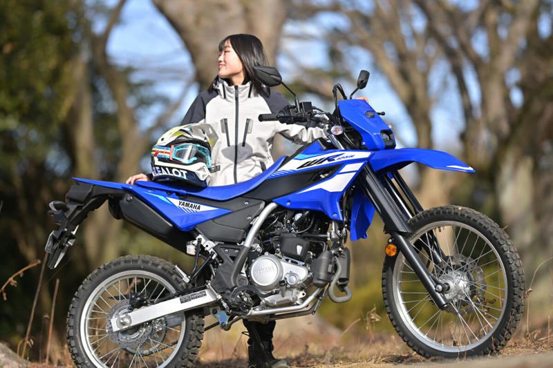 ヤマハ WR125Rは125ccの常識を超える？, ヤマハ WR125R メーカー希望小売価格：539,000円, エンジンスペック (1/2), エンジンスペック (2/2), VVAが搭載されているエンジンのシリンダーヘッド周辺, メーターに「VVA」の文字が浮かび上がる, WR125Rの公式サイトはこちら, 装備を整え、いざ走行へ！, 【市街地編】桜井つぐみの感想, 【市街地編】横田の感想, 【市街地編】関野カメラマンの感想, 【郊外の幹線道路編】桜井つぐみの感想, 【郊外の幹線道路編】横田の感想, 【郊外の幹線道路編】関野カメラマンの感想, 【ワインディング編】桜井つぐみの感想, 【ワインディング編】横田の感想, 【ワインディング編】関野カメラマンの感想, 【オフロード編】桜井つぐみの感想 (1/2), 【オフロード編】桜井つぐみの感想 (2/2), 【オフロード編】横田の感想 (1/2), 【オフロード編】横田の感想 (2/2), 【オフロード編】関野カメラマンの感想, ディテール紹介 (1/2), ディテール紹介 (2/2), コンパクトな液晶メーター, 左側にサイレンサーを配置, キーロック式のツールボックス, リヤのディスクブレーキ, 大型のLEDテールランプ, フロントフォーク, ラジエターとABSユニット, タンデムステップ, ヘルメットホルダー, リンク式モノクロスサスペンション, ハンドルスイッチ, WR125Rは、どんなライダーにオススメ？ (1/2), WR125Rは、どんなライダーにオススメ？ (2/2)