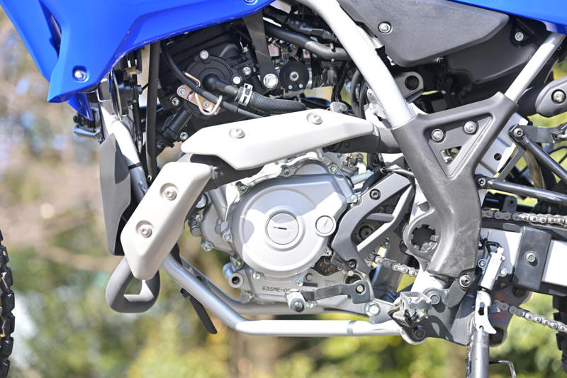 ヤマハ WR125Rは125ccの常識を超える？, ヤマハ WR125R メーカー希望小売価格：539,000円, エンジンスペック (1/2), エンジンスペック (2/2), VVAが搭載されているエンジンのシリンダーヘッド周辺, メーターに「VVA」の文字が浮かび上がる, WR125Rの公式サイトはこちら, 装備を整え、いざ走行へ！, 【市街地編】桜井つぐみの感想, 【市街地編】横田の感想, 【市街地編】関野カメラマンの感想, 【郊外の幹線道路編】桜井つぐみの感想, 【郊外の幹線道路編】横田の感想, 【郊外の幹線道路編】関野カメラマンの感想, 【ワインディング編】桜井つぐみの感想, 【ワインディング編】横田の感想, 【ワインディング編】関野カメラマンの感想, 【オフロード編】桜井つぐみの感想 (1/2), 【オフロード編】桜井つぐみの感想 (2/2), 【オフロード編】横田の感想 (1/2), 【オフロード編】横田の感想 (2/2), 【オフロード編】関野カメラマンの感想, ディテール紹介 (1/2), ディテール紹介 (2/2), コンパクトな液晶メーター, 左側にサイレンサーを配置, キーロック式のツールボックス, リヤのディスクブレーキ, 大型のLEDテールランプ, フロントフォーク, ラジエターとABSユニット, タンデムステップ, ヘルメットホルダー, リンク式モノクロスサスペンション, ハンドルスイッチ, WR125Rは、どんなライダーにオススメ？ (1/2), WR125Rは、どんなライダーにオススメ？ (2/2)