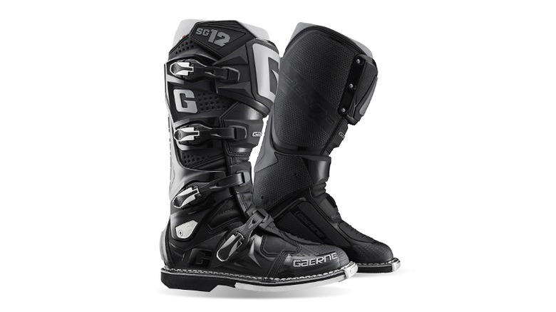 Fox Instinct, TCX Drifter, Alpinestars Tech 10, Alpinestars Corozal, Sidi Adventure 2 GoreTex, Forma Adventure, Klim Adventure GTX, Ravit Discovery GTX, Daytona Road Star GTX, Sidi Crossfire 3 SRS, Alpinestars Toucan, Gaerne SG-12, Leatt Moto 5.5 FlexLock Enduro, Methodology