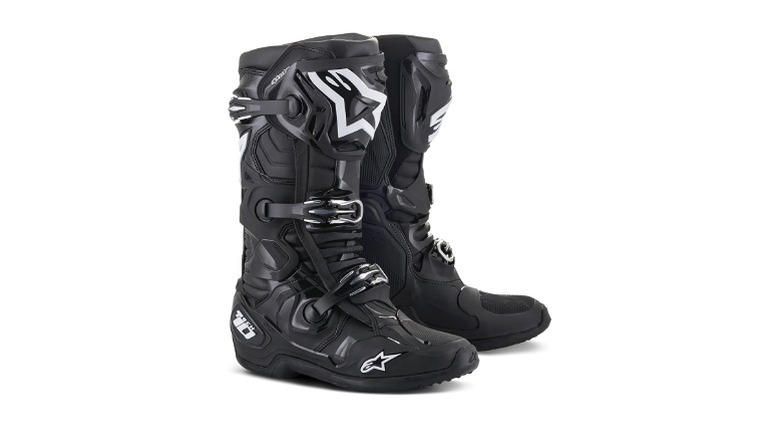 Fox Instinct, TCX Drifter, Alpinestars Tech 10, Alpinestars Corozal, Sidi Adventure 2 GoreTex, Forma Adventure, Klim Adventure GTX, Ravit Discovery GTX, Daytona Road Star GTX, Sidi Crossfire 3 SRS, Alpinestars Toucan, Gaerne SG-12, Leatt Moto 5.5 FlexLock Enduro, Methodology