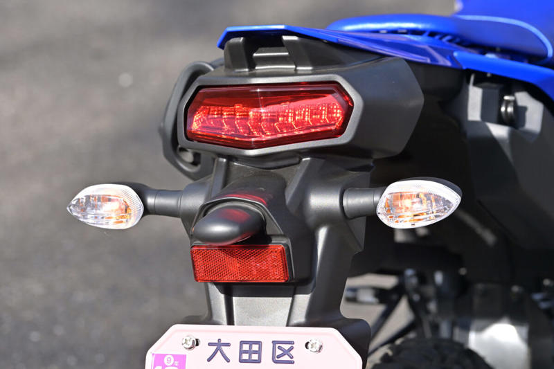 ヤマハ WR125Rは125ccの常識を超える？, ヤマハ WR125R メーカー希望小売価格：539,000円, エンジンスペック (1/2), エンジンスペック (2/2), VVAが搭載されているエンジンのシリンダーヘッド周辺, メーターに「VVA」の文字が浮かび上がる, WR125Rの公式サイトはこちら, 装備を整え、いざ走行へ！, 【市街地編】桜井つぐみの感想, 【市街地編】横田の感想, 【市街地編】関野カメラマンの感想, 【郊外の幹線道路編】桜井つぐみの感想, 【郊外の幹線道路編】横田の感想, 【郊外の幹線道路編】関野カメラマンの感想, 【ワインディング編】桜井つぐみの感想, 【ワインディング編】横田の感想, 【ワインディング編】関野カメラマンの感想, 【オフロード編】桜井つぐみの感想 (1/2), 【オフロード編】桜井つぐみの感想 (2/2), 【オフロード編】横田の感想 (1/2), 【オフロード編】横田の感想 (2/2), 【オフロード編】関野カメラマンの感想, ディテール紹介 (1/2), ディテール紹介 (2/2), コンパクトな液晶メーター, 左側にサイレンサーを配置, キーロック式のツールボックス, リヤのディスクブレーキ, 大型のLEDテールランプ, フロントフォーク, ラジエターとABSユニット, タンデムステップ, ヘルメットホルダー, リンク式モノクロスサスペンション, ハンドルスイッチ, WR125Rは、どんなライダーにオススメ？ (1/2), WR125Rは、どんなライダーにオススメ？ (2/2)
