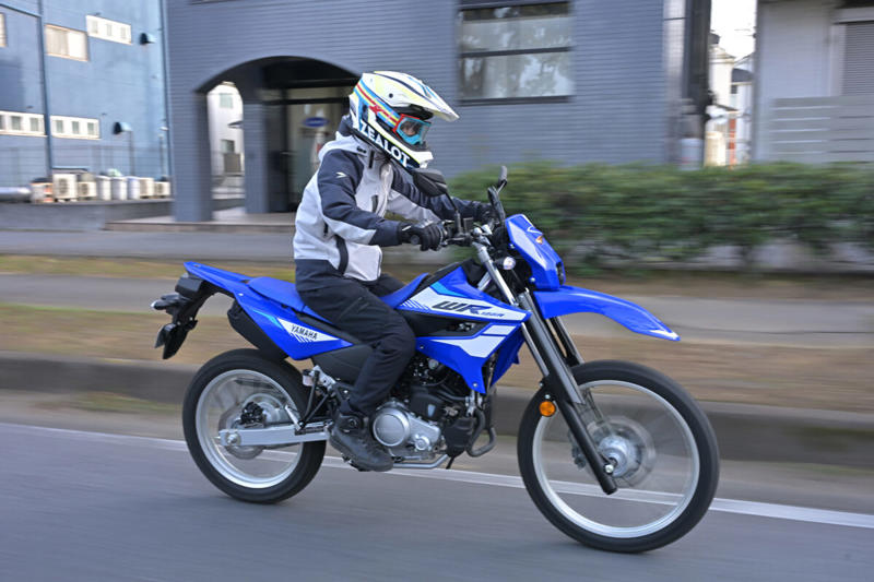 ヤマハ WR125Rは125ccの常識を超える？, ヤマハ WR125R メーカー希望小売価格：539,000円, エンジンスペック (1/2), エンジンスペック (2/2), VVAが搭載されているエンジンのシリンダーヘッド周辺, メーターに「VVA」の文字が浮かび上がる, WR125Rの公式サイトはこちら, 装備を整え、いざ走行へ！, 【市街地編】桜井つぐみの感想, 【市街地編】横田の感想, 【市街地編】関野カメラマンの感想, 【郊外の幹線道路編】桜井つぐみの感想, 【郊外の幹線道路編】横田の感想, 【郊外の幹線道路編】関野カメラマンの感想, 【ワインディング編】桜井つぐみの感想, 【ワインディング編】横田の感想, 【ワインディング編】関野カメラマンの感想, 【オフロード編】桜井つぐみの感想 (1/2), 【オフロード編】桜井つぐみの感想 (2/2), 【オフロード編】横田の感想 (1/2), 【オフロード編】横田の感想 (2/2), 【オフロード編】関野カメラマンの感想, ディテール紹介 (1/2), ディテール紹介 (2/2), コンパクトな液晶メーター, 左側にサイレンサーを配置, キーロック式のツールボックス, リヤのディスクブレーキ, 大型のLEDテールランプ, フロントフォーク, ラジエターとABSユニット, タンデムステップ, ヘルメットホルダー, リンク式モノクロスサスペンション, ハンドルスイッチ, WR125Rは、どんなライダーにオススメ？ (1/2), WR125Rは、どんなライダーにオススメ？ (2/2)