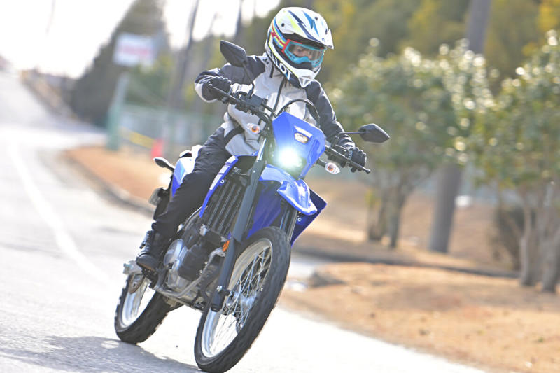 ヤマハ WR125Rは125ccの常識を超える？, ヤマハ WR125R メーカー希望小売価格：539,000円, エンジンスペック (1/2), エンジンスペック (2/2), VVAが搭載されているエンジンのシリンダーヘッド周辺, メーターに「VVA」の文字が浮かび上がる, WR125Rの公式サイトはこちら, 装備を整え、いざ走行へ！, 【市街地編】桜井つぐみの感想, 【市街地編】横田の感想, 【市街地編】関野カメラマンの感想, 【郊外の幹線道路編】桜井つぐみの感想, 【郊外の幹線道路編】横田の感想, 【郊外の幹線道路編】関野カメラマンの感想, 【ワインディング編】桜井つぐみの感想, 【ワインディング編】横田の感想, 【ワインディング編】関野カメラマンの感想, 【オフロード編】桜井つぐみの感想 (1/2), 【オフロード編】桜井つぐみの感想 (2/2), 【オフロード編】横田の感想 (1/2), 【オフロード編】横田の感想 (2/2), 【オフロード編】関野カメラマンの感想, ディテール紹介 (1/2), ディテール紹介 (2/2), コンパクトな液晶メーター, 左側にサイレンサーを配置, キーロック式のツールボックス, リヤのディスクブレーキ, 大型のLEDテールランプ, フロントフォーク, ラジエターとABSユニット, タンデムステップ, ヘルメットホルダー, リンク式モノクロスサスペンション, ハンドルスイッチ, WR125Rは、どんなライダーにオススメ？ (1/2), WR125Rは、どんなライダーにオススメ？ (2/2)
