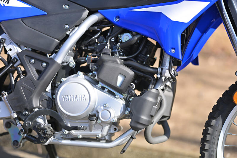 ヤマハ WR125Rは125ccの常識を超える？, ヤマハ WR125R メーカー希望小売価格：539,000円, エンジンスペック (1/2), エンジンスペック (2/2), VVAが搭載されているエンジンのシリンダーヘッド周辺, メーターに「VVA」の文字が浮かび上がる, WR125Rの公式サイトはこちら, 装備を整え、いざ走行へ！, 【市街地編】桜井つぐみの感想, 【市街地編】横田の感想, 【市街地編】関野カメラマンの感想, 【郊外の幹線道路編】桜井つぐみの感想, 【郊外の幹線道路編】横田の感想, 【郊外の幹線道路編】関野カメラマンの感想, 【ワインディング編】桜井つぐみの感想, 【ワインディング編】横田の感想, 【ワインディング編】関野カメラマンの感想, 【オフロード編】桜井つぐみの感想 (1/2), 【オフロード編】桜井つぐみの感想 (2/2), 【オフロード編】横田の感想 (1/2), 【オフロード編】横田の感想 (2/2), 【オフロード編】関野カメラマンの感想, ディテール紹介 (1/2), ディテール紹介 (2/2), コンパクトな液晶メーター, 左側にサイレンサーを配置, キーロック式のツールボックス, リヤのディスクブレーキ, 大型のLEDテールランプ, フロントフォーク, ラジエターとABSユニット, タンデムステップ, ヘルメットホルダー, リンク式モノクロスサスペンション, ハンドルスイッチ, WR125Rは、どんなライダーにオススメ？ (1/2), WR125Rは、どんなライダーにオススメ？ (2/2)