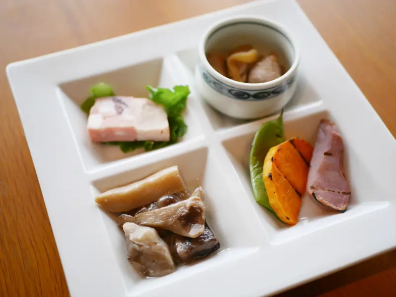健康型有料老人ホーム内にある、本格レストラン, 特別感ある肉料理を提供したい。想いをのせた “ウエットエイジングビーフ”, “マグロの角煮”が主役級の存在感を放つ前菜, 佐島の景色とともに味わう、再訪したくなる満足感