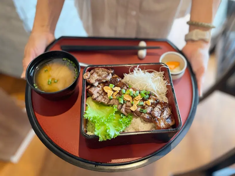 健康型有料老人ホーム内にある、本格レストラン, 特別感ある肉料理を提供したい。想いをのせた “ウエットエイジングビーフ”, “マグロの角煮”が主役級の存在感を放つ前菜, 佐島の景色とともに味わう、再訪したくなる満足感