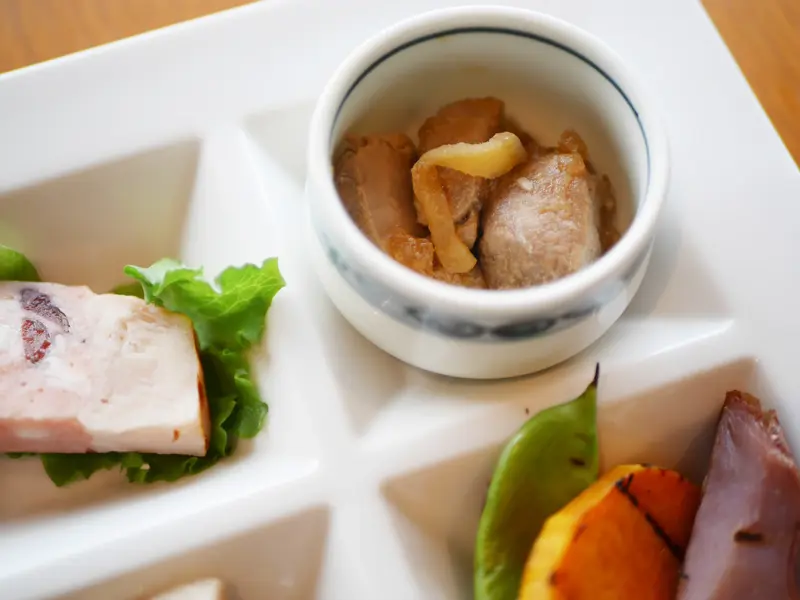 健康型有料老人ホーム内にある、本格レストラン, 特別感ある肉料理を提供したい。想いをのせた “ウエットエイジングビーフ”, “マグロの角煮”が主役級の存在感を放つ前菜, 佐島の景色とともに味わう、再訪したくなる満足感