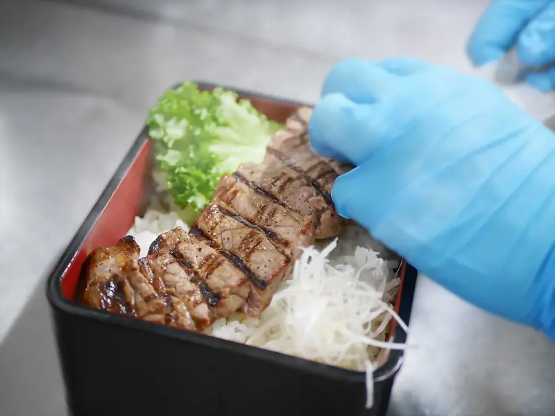 健康型有料老人ホーム内にある、本格レストラン, 特別感ある肉料理を提供したい。想いをのせた “ウエットエイジングビーフ”, “マグロの角煮”が主役級の存在感を放つ前菜, 佐島の景色とともに味わう、再訪したくなる満足感