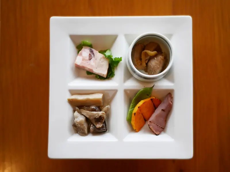健康型有料老人ホーム内にある、本格レストラン, 特別感ある肉料理を提供したい。想いをのせた “ウエットエイジングビーフ”, “マグロの角煮”が主役級の存在感を放つ前菜, 佐島の景色とともに味わう、再訪したくなる満足感