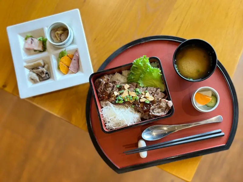 健康型有料老人ホーム内にある、本格レストラン, 特別感ある肉料理を提供したい。想いをのせた “ウエットエイジングビーフ”, “マグロの角煮”が主役級の存在感を放つ前菜, 佐島の景色とともに味わう、再訪したくなる満足感