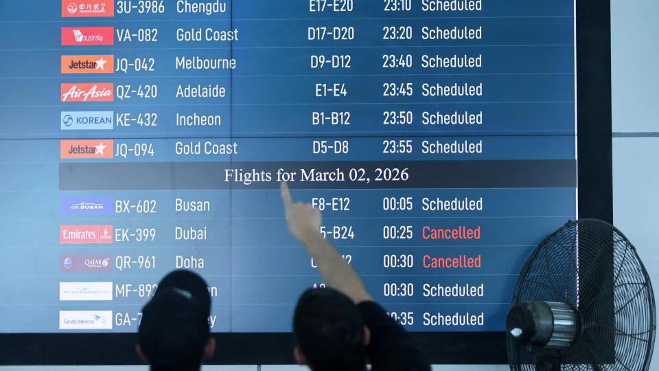 Is Middle East airspace still closed?, How many flights have been canceled?, What should you do if your flight is canceled?, What are governments advising?, What is being done for stranded passengers?, Are countries arranging repatriation flights for their citizens?