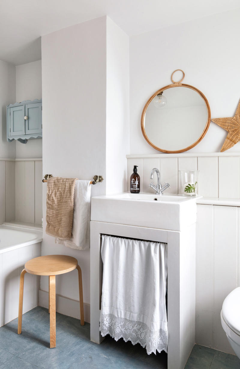 What is the purpose of a sink skirt?, How to choose the right skirt for your space, How do you make a sink skirt?, 12 ways to use sink skirts in your home ,      Green bathroom sink skirt   ,      Foam House laundry sink skirt   ,      English cottage bathroom sink skirt   ,      Keppel Sands laundry sink skirt   ,      Kara Rosenlund’s studio kitchen sink skirt   ,      Bungaberg kitchen sink skirt   ,      Cloud River Farm kitchen sink skirt   ,      Vintage kitchen sink skirt   ,      Marge’s Cottage kitchen sink skirt   ,      Old miner’s cottage kitchen sink skirt   ,      California bungalow kitchen sink skirt   ,      Bungalow kitchen sink skirt   ,      Weatherboard cottage kitchen sink skirt   