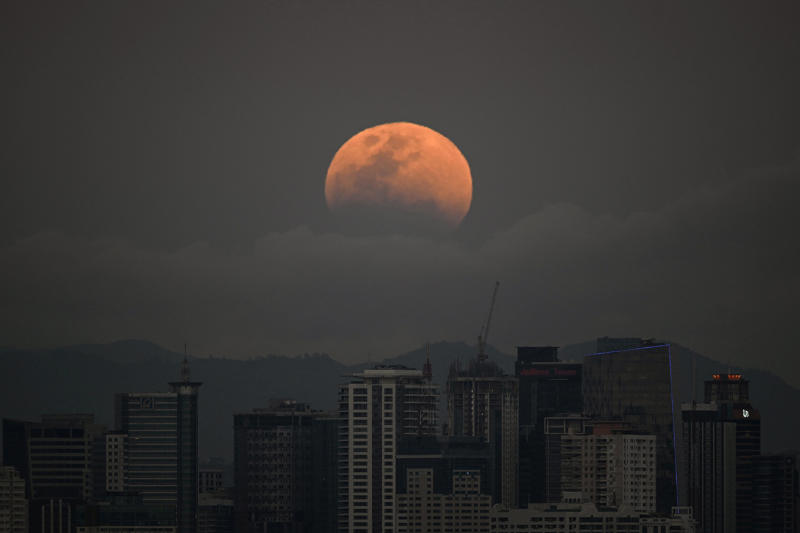 See the spectacular beauty of the red moon with lunar eclipse photos
