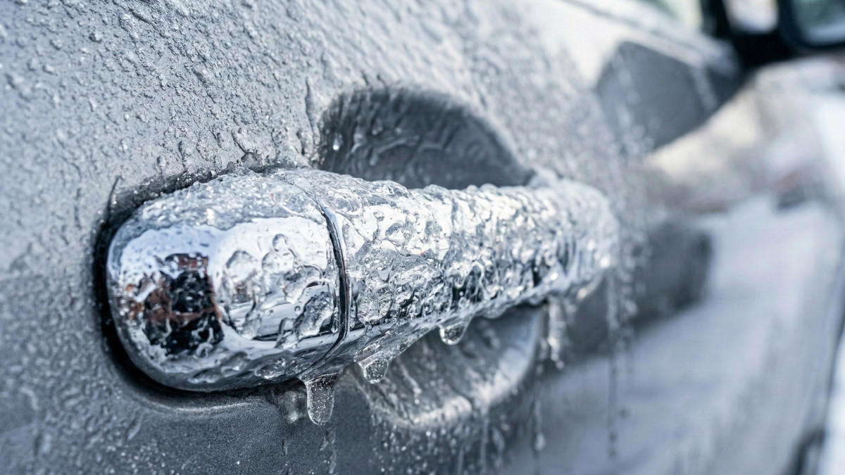Use Some Pressure, Use Your Body Heat, Apply De-Icer Spray, Use a Hairdryer, Heat Your Car Key, Preventative Measures