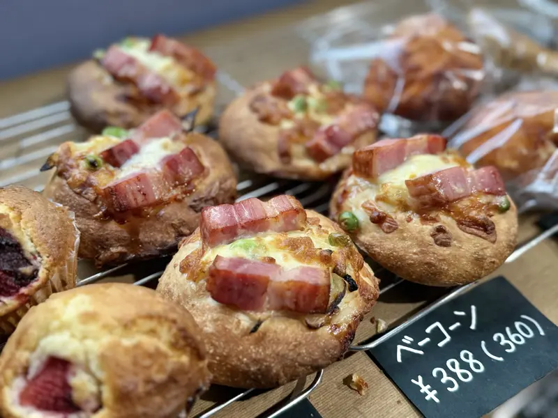 選ぶのに迷うほど絶品食事系パン, 大きなベーコンがごろっと「ベーコーン」（388円）, 愛されて10年　「つきパン」, 愛される理由はおいしさと店主の笑顔, 10年前から変わらないスタッフとの絆, 丁寧なおいしさとこれからの夢