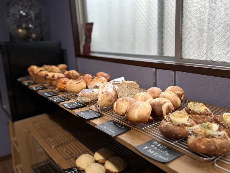 選ぶのに迷うほど絶品食事系パン, 大きなベーコンがごろっと「ベーコーン」（388円）, 愛されて10年　「つきパン」, 愛される理由はおいしさと店主の笑顔, 10年前から変わらないスタッフとの絆, 丁寧なおいしさとこれからの夢