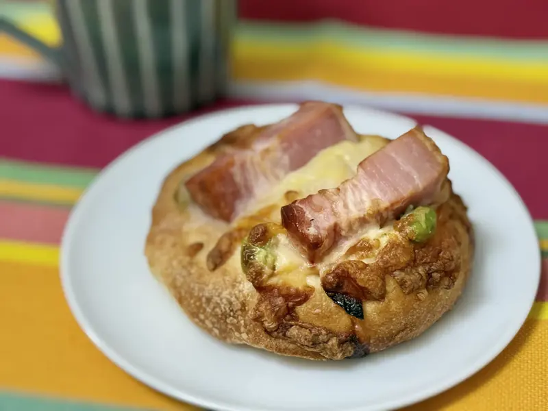 選ぶのに迷うほど絶品食事系パン, 大きなベーコンがごろっと「ベーコーン」（388円）, 愛されて10年　「つきパン」, 愛される理由はおいしさと店主の笑顔, 10年前から変わらないスタッフとの絆, 丁寧なおいしさとこれからの夢