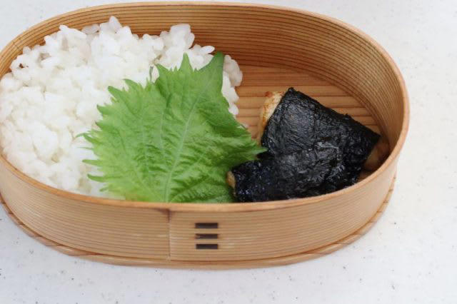 満足感たっぷり！「ささみ海苔」「にんじんとキャベツの塩昆布バター」2品弁当, 1品目 ささみ海苔, 2品目 にんじんとキャベツの塩昆布バター, 2品弁当の詰め方プロセス, 「心が楽になる2品弁当」のルール