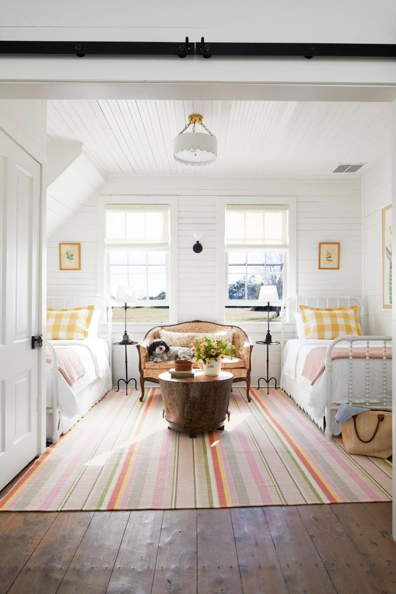 Get Ready for Guests, Throw Open the Windows, Freshen Up With Flowers, Lighten Up the Linens, Incorporate Springtime Shades, Repaint the Walls, Rearrange the Furniture, Swap Out Rugs