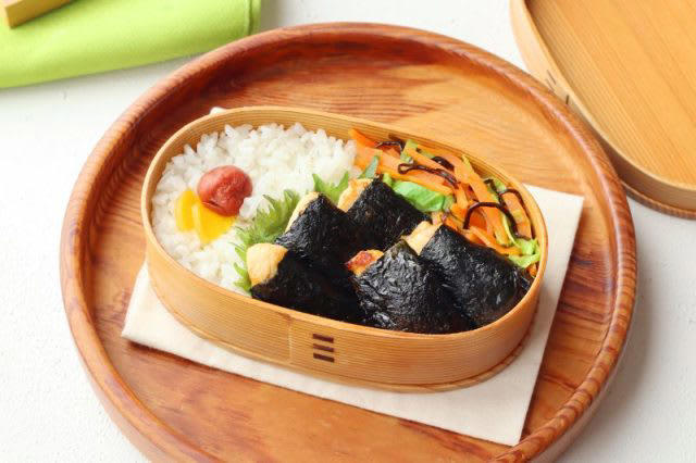 満足感たっぷり！「ささみ海苔」「にんじんとキャベツの塩昆布バター」2品弁当, 1品目 ささみ海苔, 2品目 にんじんとキャベツの塩昆布バター, 2品弁当の詰め方プロセス, 「心が楽になる2品弁当」のルール