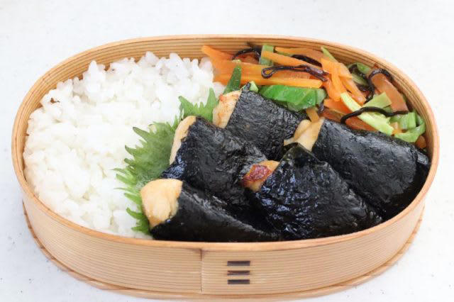 満足感たっぷり！「ささみ海苔」「にんじんとキャベツの塩昆布バター」2品弁当, 1品目 ささみ海苔, 2品目 にんじんとキャベツの塩昆布バター, 2品弁当の詰め方プロセス, 「心が楽になる2品弁当」のルール