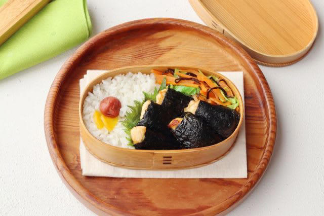 満足感たっぷり！「ささみ海苔」「にんじんとキャベツの塩昆布バター」2品弁当, 1品目 ささみ海苔, 2品目 にんじんとキャベツの塩昆布バター, 2品弁当の詰め方プロセス, 「心が楽になる2品弁当」のルール