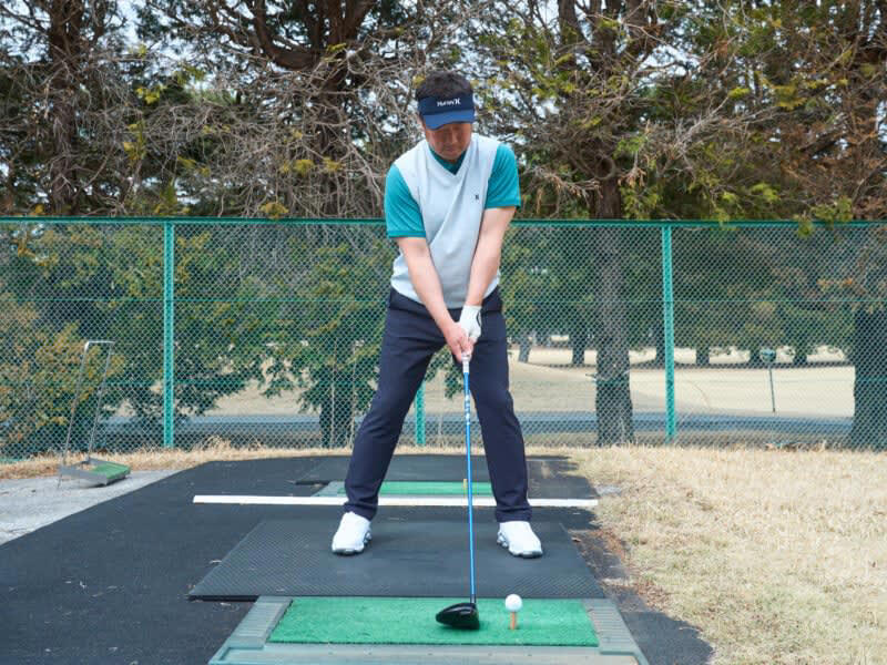 正しいアドレスはどっち？シニアプロが飛距離を伸ばす方法を解説, キャリーだけでなくランも増えて飛ぶ, Point1：ヘッドを離す距離はティーアップの高さとほぼ同じ, ヘッドをボールから離す距離はティーアップの高さとほぼ同じにするのが目安, アッパーブローに打つ, Point2：スイングの最下点を意識し軸をブラさずに打つ, 最下点を無視してボールを目がけて振り下ろすと、体が突っ込んで軸がブレてしまう, レッスン＝丸山大輔