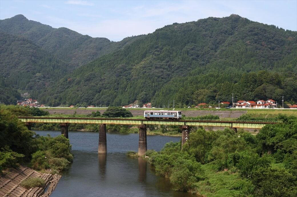 かつてはにぎわった「山間部の要衝」, 川沿いを行く「消えたローカル線」, 「原風景」を行く列車たち, 「寅さん」が旅するローカル線