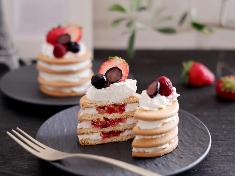 苺のビスケットケーキを作るのにかかる時間, 苺のビスケットケーキのカロリー, 苺のビスケットケーキのレシピ, 苺のビスケットケーキの材料（3個分）, 苺のビスケットケーキの作り方