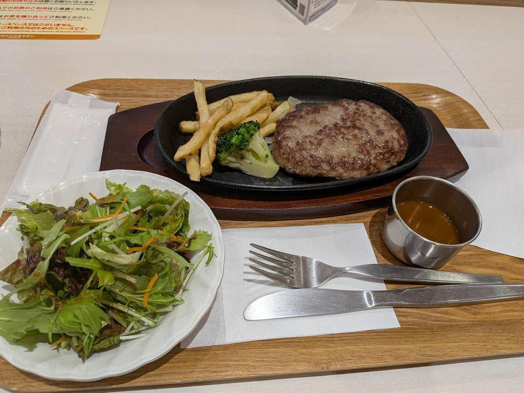 新都心にたたずむ「コクーンシティ」, 個性的な店舗が集まるFOOD BAZAAR, 地域を代表する、堂々たるフードコート, 家族連れ以外の客にもうれしい心遣い, この日選んだメニューは…, ハンバーグに加え、注目の鶏白湯ラーメンを注文, アツアツのハンバーグとラーメンが到着, 珠玉の1杯がフードコートで楽しめる