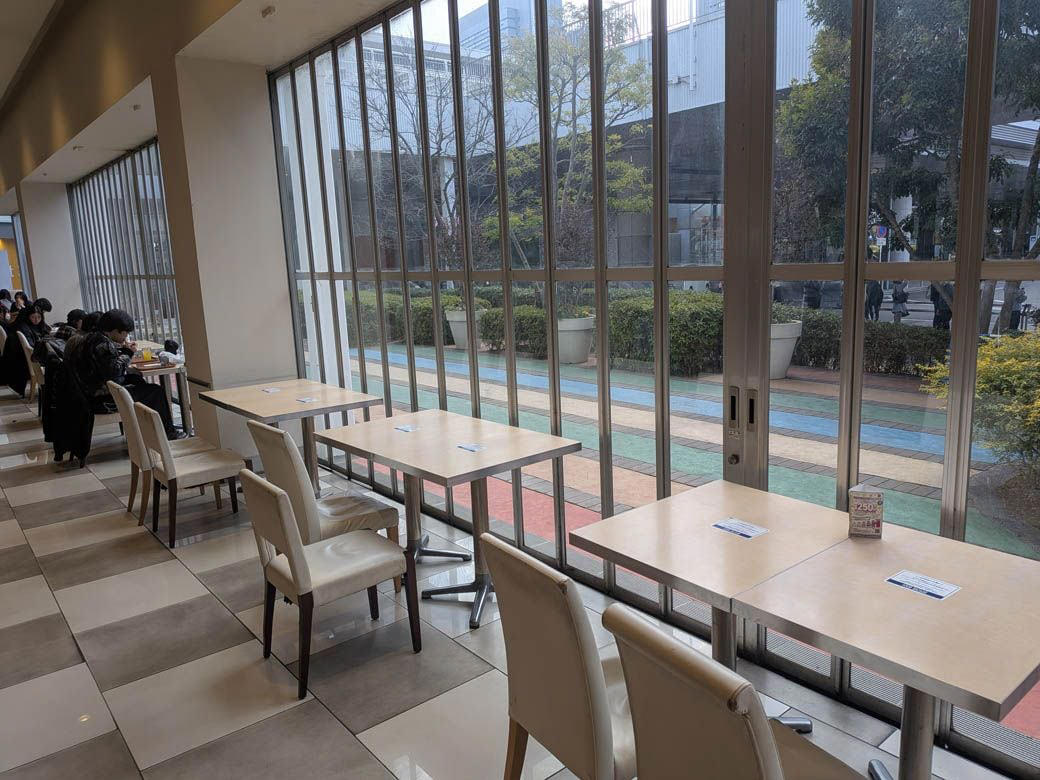 新都心にたたずむ「コクーンシティ」, 個性的な店舗が集まるFOOD BAZAAR, 地域を代表する、堂々たるフードコート, 家族連れ以外の客にもうれしい心遣い, この日選んだメニューは…, ハンバーグに加え、注目の鶏白湯ラーメンを注文, アツアツのハンバーグとラーメンが到着, 珠玉の1杯がフードコートで楽しめる