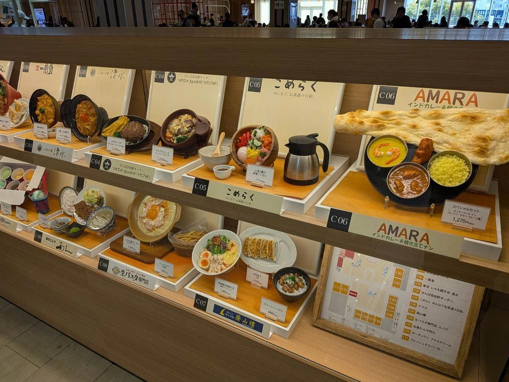 新都心にたたずむ「コクーンシティ」, 個性的な店舗が集まるFOOD BAZAAR, 地域を代表する、堂々たるフードコート, 家族連れ以外の客にもうれしい心遣い, この日選んだメニューは…, ハンバーグに加え、注目の鶏白湯ラーメンを注文, アツアツのハンバーグとラーメンが到着, 珠玉の1杯がフードコートで楽しめる