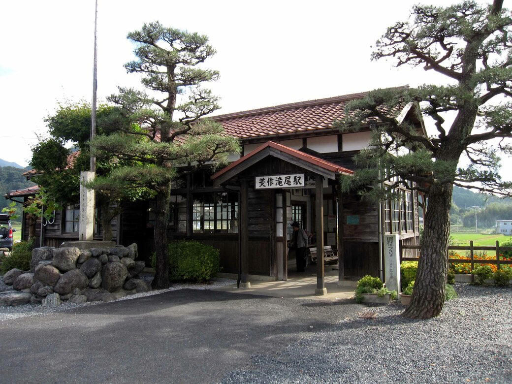 かつてはにぎわった「山間部の要衝」, 川沿いを行く「消えたローカル線」, 「原風景」を行く列車たち, 「寅さん」が旅するローカル線