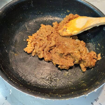 ■1、フライパンに、サラダ油を入れる→材料▲を入れてよく炒める→水を加えてコトコト煮る, ■2、別フライパンに、バターと薄力粉を入れて、小麦色になるまで炒める→材料●を加えて炒める, ■3、手順1の煮汁を手順2のフライパンに少量ずつ加えてなめらかにする, ■4、手順1の煮汁（玉ねぎ含む）を全て加えてよく混ぜる→材料■を加えて煮る, ■5、ボウルに、鶏ささみを入れる→材料△とバッター液を加えて、揉み込む→そのまま放置, ■6、手順4のフライパンに新玉ねぎを加えて煮る, ■7、材料●と■で味を整える, ■8、手順5の鶏ささみ肉にパン粉をつける→油で揚げる（衣をカリッカリに仕上げる）, ■9、器に、ご飯をよそう→熱々カレーを注ぎ入れる→熱々の鶏ささみフライと合わせて、いただきまーす！