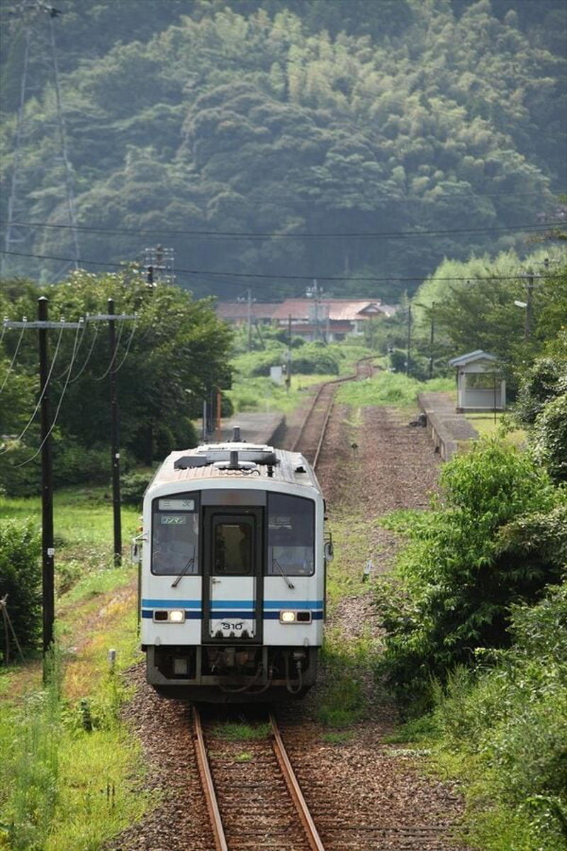 かつてはにぎわった「山間部の要衝」, 川沿いを行く「消えたローカル線」, 「原風景」を行く列車たち, 「寅さん」が旅するローカル線