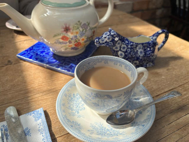 ・住宅街に突如現れるイギリス, ・大きな扉を開けるとそこはイギリス, ・実は気軽にお茶できる場所, ・器好きが震えるショップ