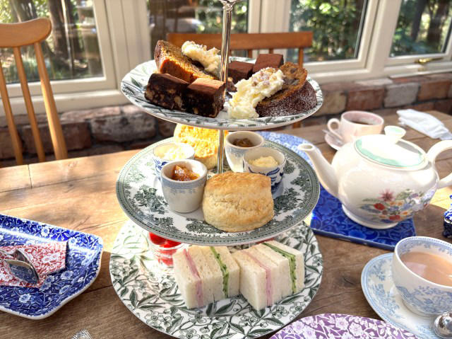 ・住宅街に突如現れるイギリス, ・大きな扉を開けるとそこはイギリス, ・実は気軽にお茶できる場所, ・器好きが震えるショップ