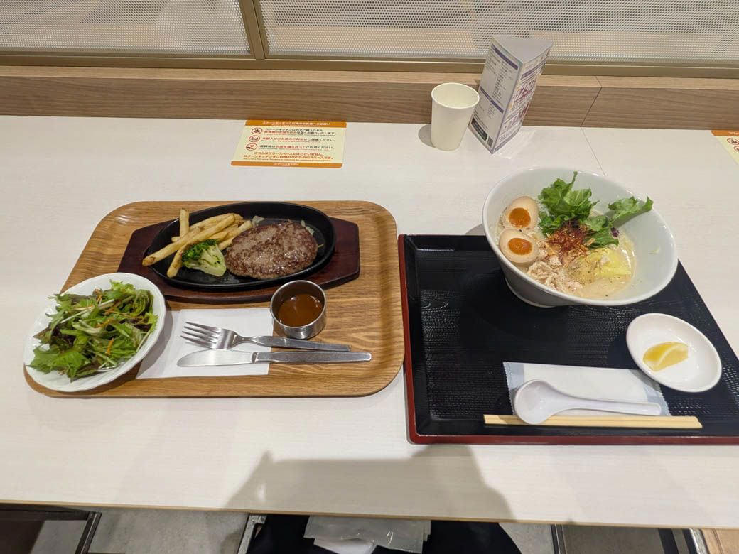 新都心にたたずむ「コクーンシティ」, 個性的な店舗が集まるFOOD BAZAAR, 地域を代表する、堂々たるフードコート, 家族連れ以外の客にもうれしい心遣い, この日選んだメニューは…, ハンバーグに加え、注目の鶏白湯ラーメンを注文, アツアツのハンバーグとラーメンが到着, 珠玉の1杯がフードコートで楽しめる