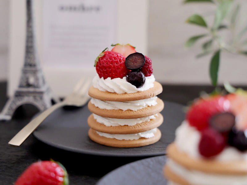 苺のビスケットケーキを作るのにかかる時間, 苺のビスケットケーキのカロリー, 苺のビスケットケーキのレシピ, 苺のビスケットケーキの材料（3個分）, 苺のビスケットケーキの作り方