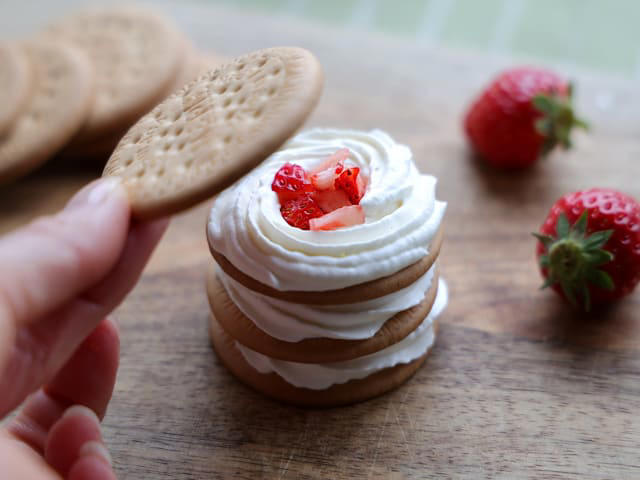 苺のビスケットケーキを作るのにかかる時間, 苺のビスケットケーキのカロリー, 苺のビスケットケーキのレシピ, 苺のビスケットケーキの材料（3個分）, 苺のビスケットケーキの作り方
