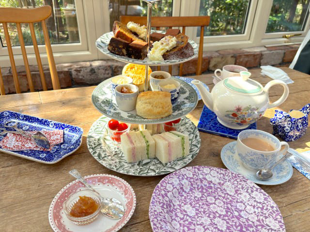 ・住宅街に突如現れるイギリス, ・大きな扉を開けるとそこはイギリス, ・実は気軽にお茶できる場所, ・器好きが震えるショップ