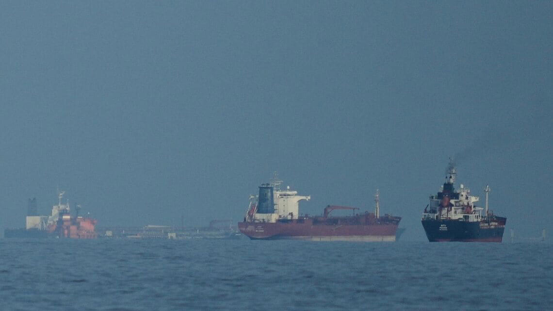 ホルムズ海峡の封鎖は日本に大打撃, LNGの備蓄はわずか2週間分程度, 高市首相の慎重姿勢と化石燃料への固執, 再エネが日本の脆弱性を救う, 中国が太陽光パネル生産で影響力を行使