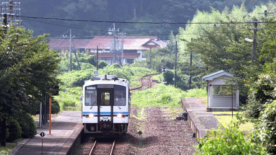 かつてはにぎわった「山間部の要衝」, 川沿いを行く「消えたローカル線」, 「原風景」を行く列車たち, 「寅さん」が旅するローカル線