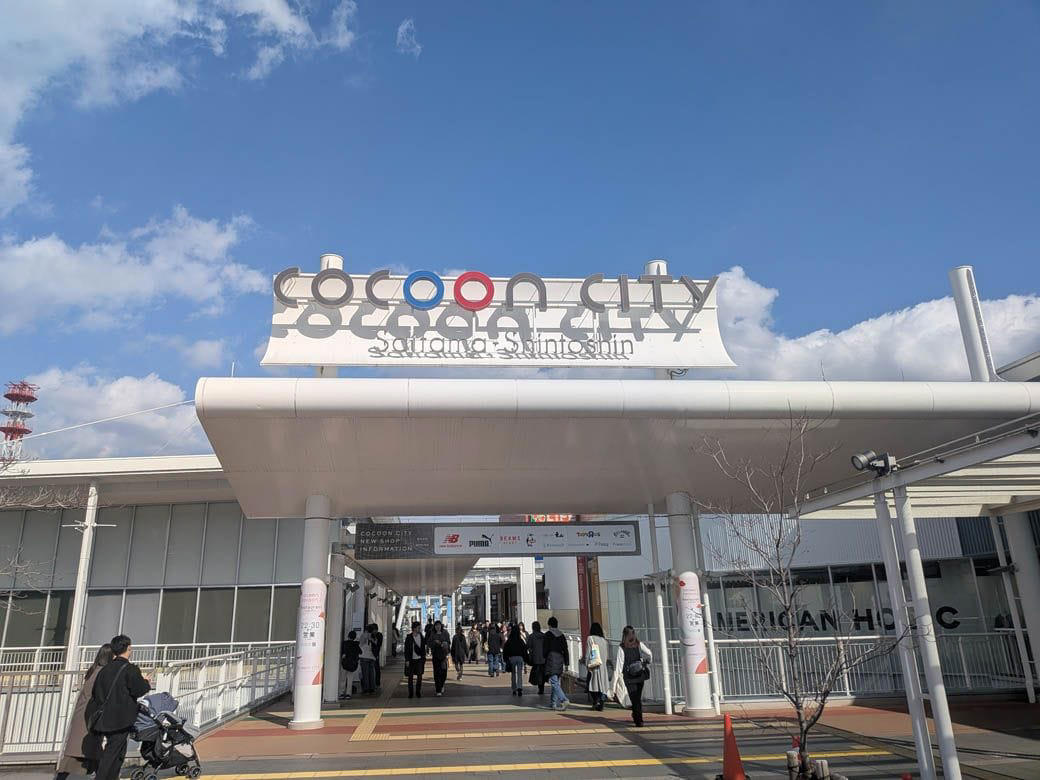 新都心にたたずむ「コクーンシティ」, 個性的な店舗が集まるFOOD BAZAAR, 地域を代表する、堂々たるフードコート, 家族連れ以外の客にもうれしい心遣い, この日選んだメニューは…, ハンバーグに加え、注目の鶏白湯ラーメンを注文, アツアツのハンバーグとラーメンが到着, 珠玉の1杯がフードコートで楽しめる